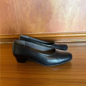 SAS Shoes Women 7.5M REGINA Black Leather Pumps 1.25" Heels Italian Made In USA